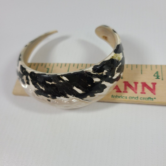 Vintage Black White Shell Cuff Bracelet and Ring Carved From Single Piece - Picture 11 of 12